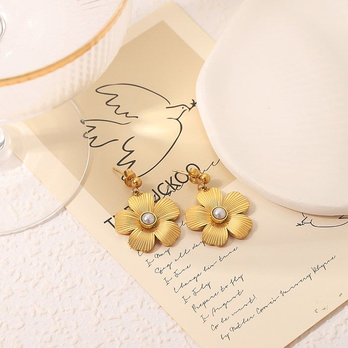 1 Paar Tropfenohrringe im Vintage-Stil mit Blumenplattierung und Inlay aus Edelstahl mit künstlichen Perlen und 18 Karat vergoldet