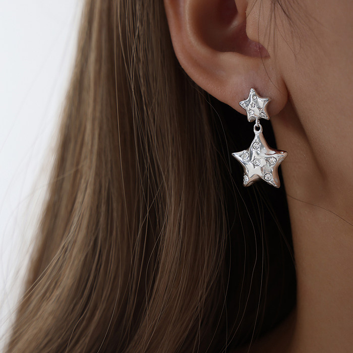 1 paire de boucles d'oreilles luxueuses en pentagramme avec incrustation de strass en acier inoxydable plaqué or 18 carats