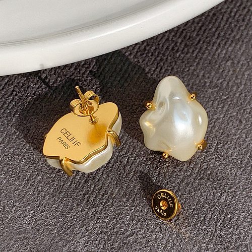 1 paire de clous d'oreilles élégants en laiton plaqué or 18 carats, perles d'eau douce plaquées irrégulièrement