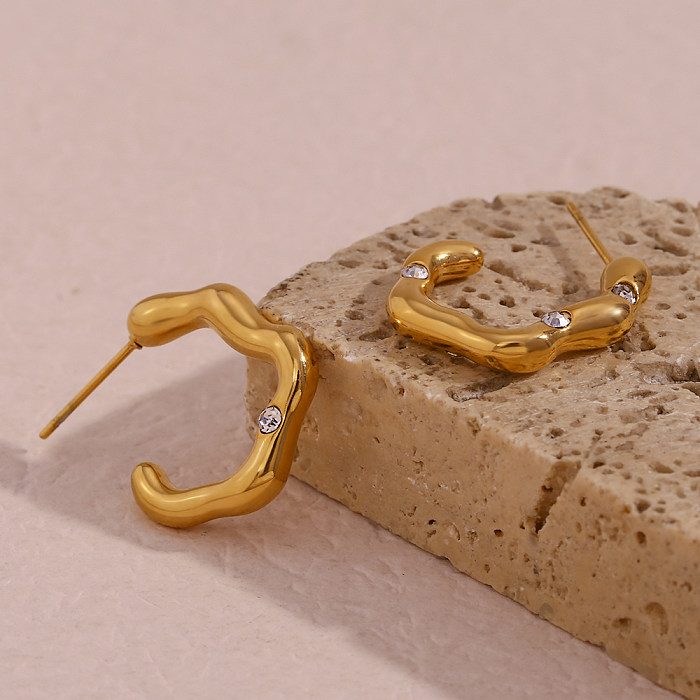 زوج واحد من أقراط الأذن المطلية بالذهب عيار 1 قيراط، بتصميم بسيط على شكل حرف C غير منتظم من الفولاذ المقاوم للصدأ