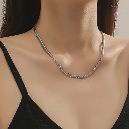 Einfache, einfarbige, versilberte Halskette aus Edelstahl in großen Mengen