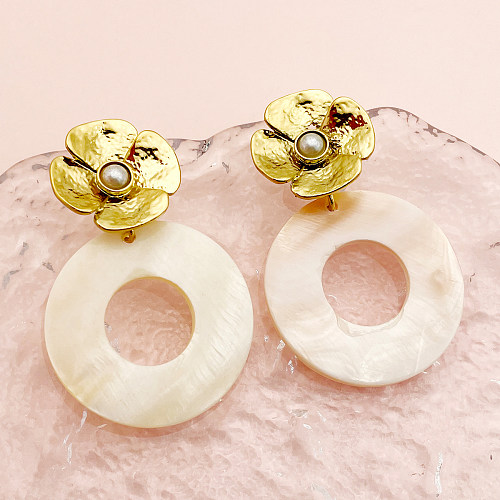 1 par de pendientes colgantes chapados en oro con perlas artificiales de acero inoxidable con incrustaciones de flores estilo Vintage