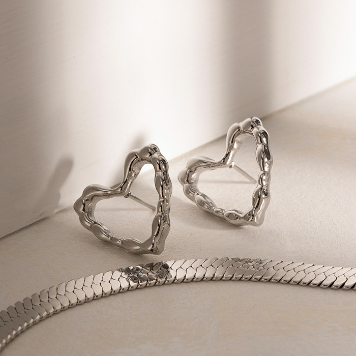 1 paire de clous d'oreilles en acier inoxydable, Style Simple, plaqué en forme de cœur, ajouré