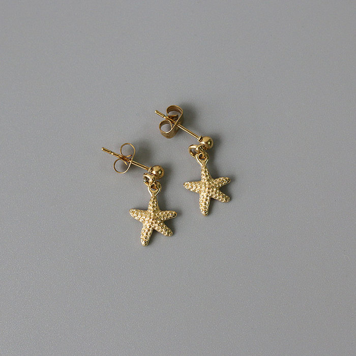 1 par de aretes colgantes chapados en oro de 14 quilates de acero inoxidable chapado en concha de estrella de mar de estilo simple de playa