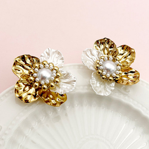 1 par de pendientes chapados en oro de perlas artificiales de acero inoxidable con incrustaciones de flores glamorosas de estilo nórdico