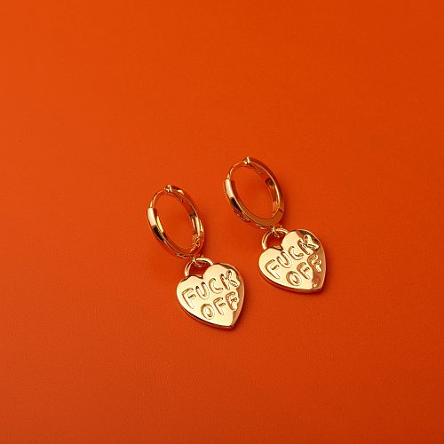 1 par de pendientes colgantes chapados en oro de 18 quilates de acero inoxidable chapado en forma de corazón con letras de estilo sencillo