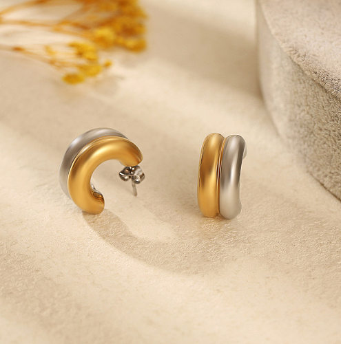 1 par de brincos banhados a ouro de aço inoxidável estilo simples em forma de C