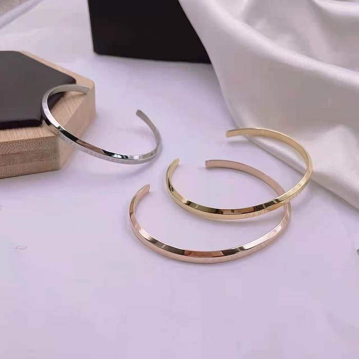 Bracelet de placage en acier titane en demi-cercle de style simple