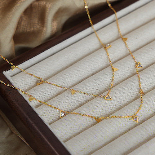 Collar chapado en oro de 18 quilates con incrustaciones de circonio y revestimiento de acero inoxidable triangular de estilo británico lujoso