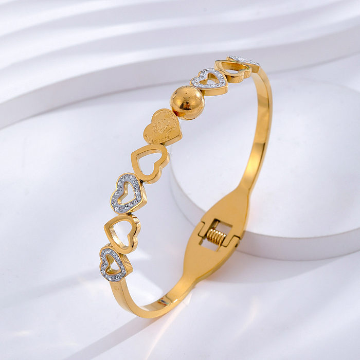 Brazalete chapado en oro de 24K con incrustaciones huecas de acero de titanio con forma de corazón de estilo Simple romántico