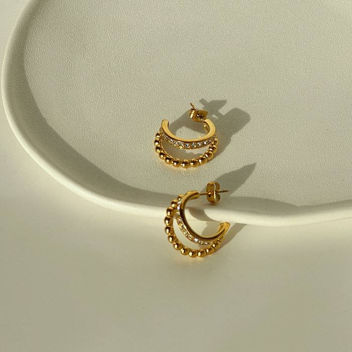 1 Paar süße C-förmige Ohrringe mit Inlay aus Edelstahl und Zirkon mit 18-Karat-Vergoldung