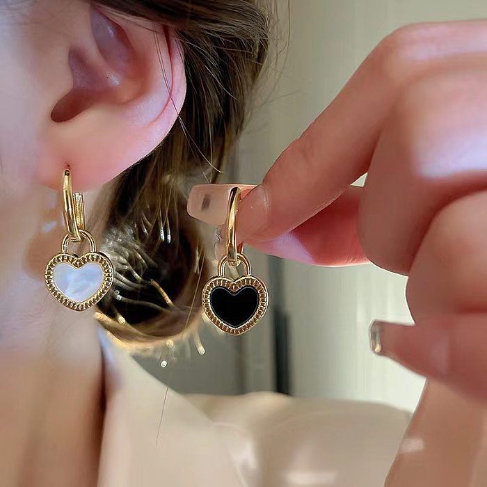 1 paire de boucles d'oreilles plaquées en acier inoxydable en forme de cœur à la mode