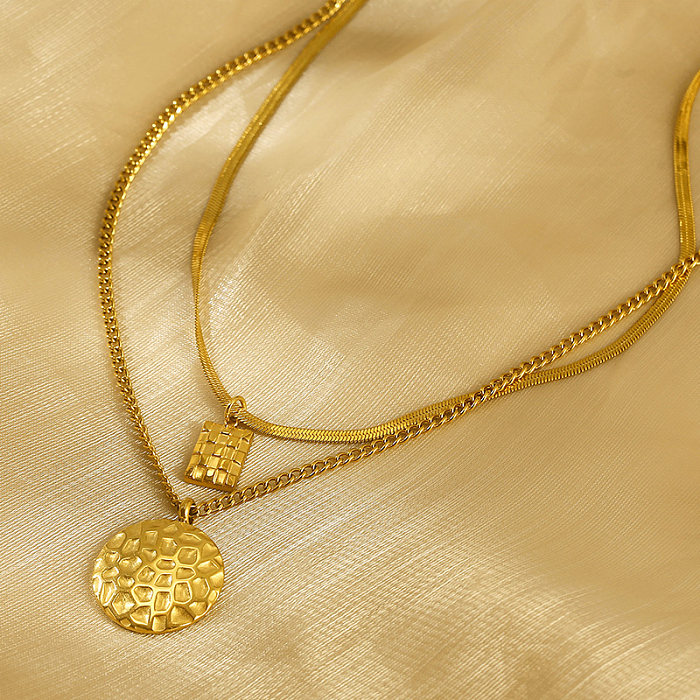 Lässige, schlichte Halskette mit rundem Anhänger aus Edelstahl mit Intarsien und 18 Karat vergoldeten Strasssteinen