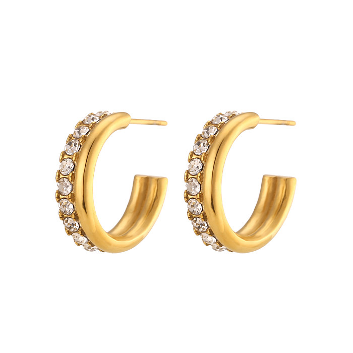 1 par de pendientes chapados en oro de 18 quilates con incrustaciones de diamantes de imitación y perlas brillantes en forma de C