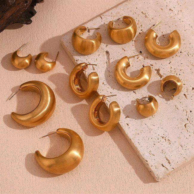 زوج واحد من أصفاد الأذن المطلية بالذهب عيار 1 قيراط المصنوعة من الفولاذ المقاوم للصدأ المطلي بالذهب عيار 18 قيراطًا، بتصميم كلاسيكي بسيط