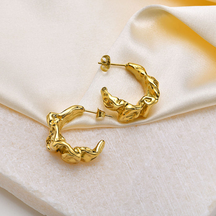 1 par de pinos de orelha banhados a ouro de aço inoxidável plissado estilo simples em forma de C