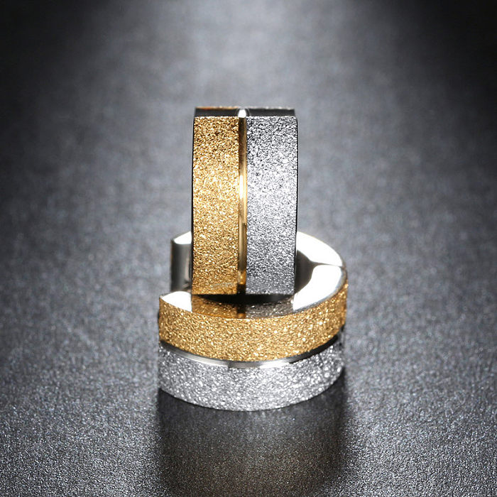 Einfache, hohle, runde Ohrringe aus Edelstahl mit 18-Karat-Vergoldung und mattierten Diamanten
