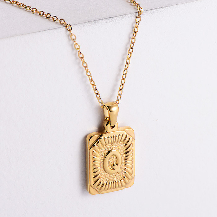 Rechteckige Buchstaben-Halskette aus 18-karätigem Gold mit Edelstahlbeschichtung. Buchstaben-Halskette