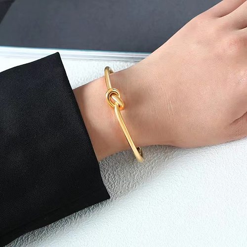 Brazalete básico con revestimiento de acero de titanio de color sólido