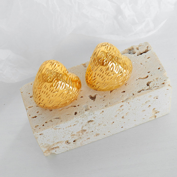 1 par elegante estilo vintage formato de coração aço inoxidável 18K brincos banhados a ouro