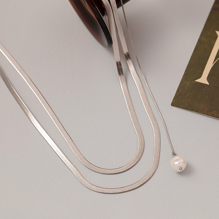 Colliers superposés plaqués or 18 carats de perles artificielles avec incrustation géométrique élégante en acier inoxydable