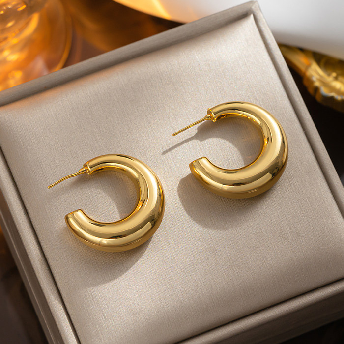 زوج واحد من أقراط الأذن الأنيقة غير الرسمية على شكل حرف C من الفولاذ المقاوم للصدأ مطلية بالذهب عيار 1 قيراط