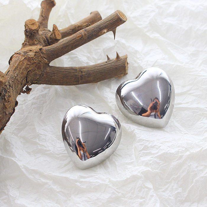 1 par de pendientes retro de acero inoxidable chapados en forma de corazón