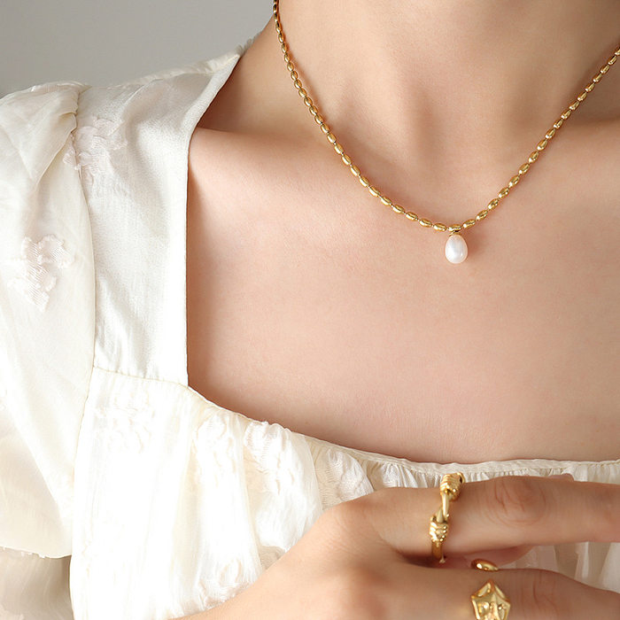 Modische einfarbige Halskette aus Edelstahl mit Inlay und künstlichen Perlen. Halsketten aus Edelstahl