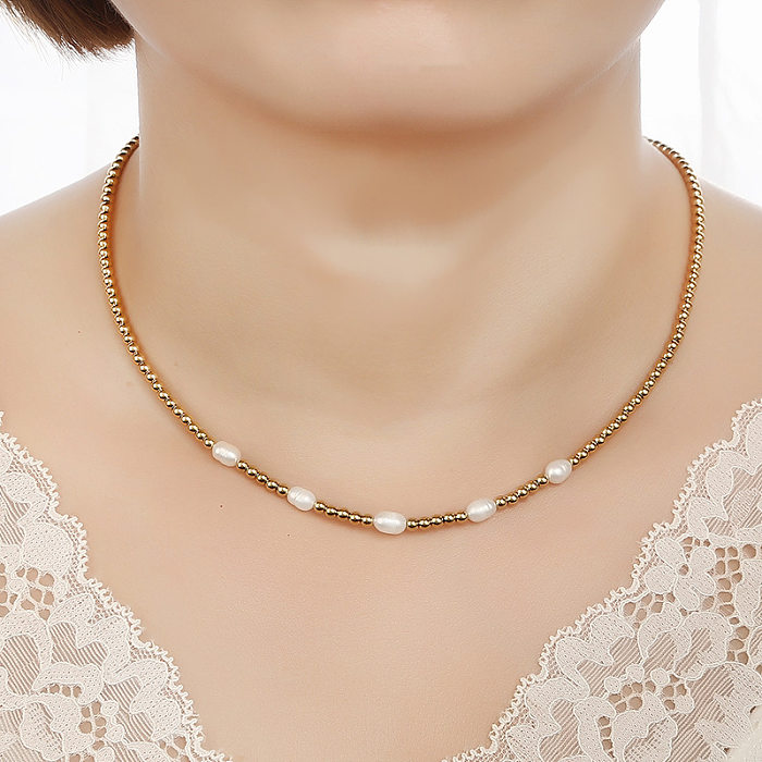 Elegante collar redondo chapado en oro con perlas de agua dulce de acero inoxidable