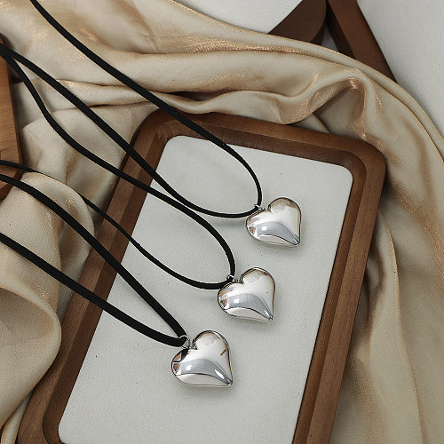 Collier pendentif en acier inoxydable plaqué en forme de coeur de style simple et décontracté