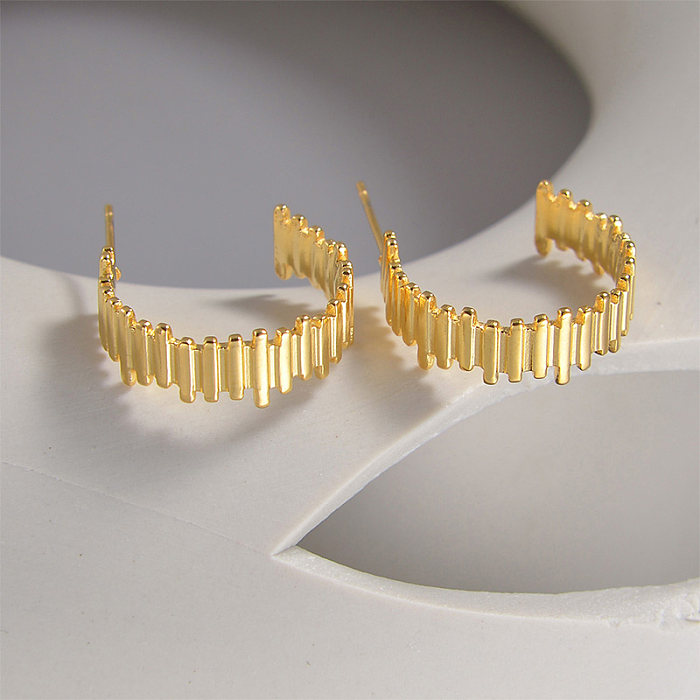 1 Paar schlichte Commute-Ohrringe in C-Form mit Streifenbeschichtung aus Edelstahl mit 18-Karat-Vergoldung