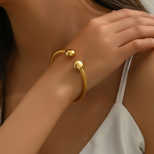 Lässiges, elegantes, modernes, rundes Armband aus Edelstahl mit magnetischer 18-Karat-Vergoldung und gedrehtem Kabel