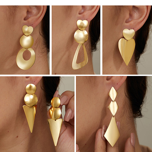 Modische dreieckige, geometrische, herzförmige, baumelnde Ohrringe mit Edelstahlbeschichtung, 1 Paar