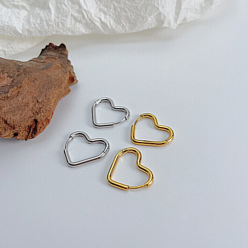 1 par de brincos de aço inoxidável em forma de coração estilo simples