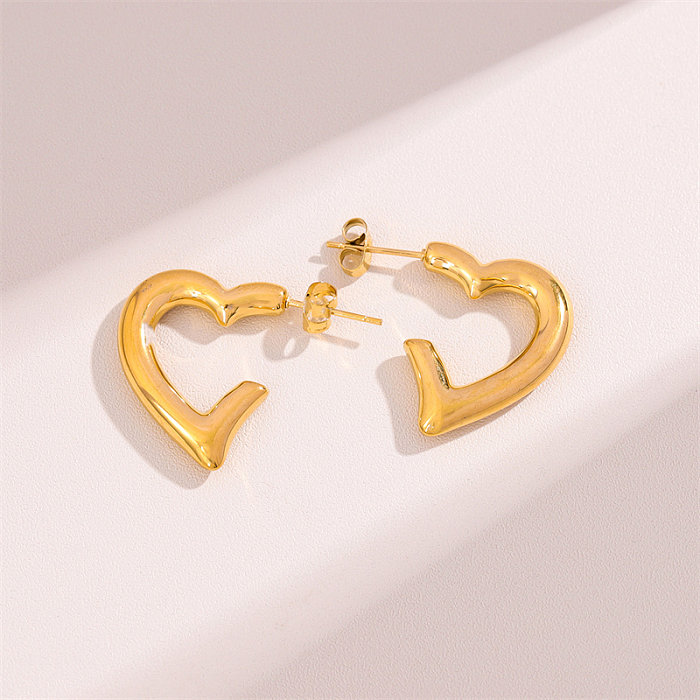 1 par de pinos de orelha banhados a ouro 18K, estilo retrô simples, formato de coração, aço inoxidável