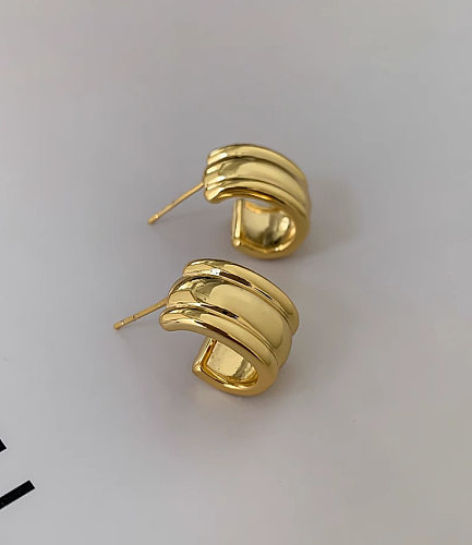 1 paire de clous d'oreilles plaqués or 18 carats, style classique et simple, en forme de C, en acier inoxydable