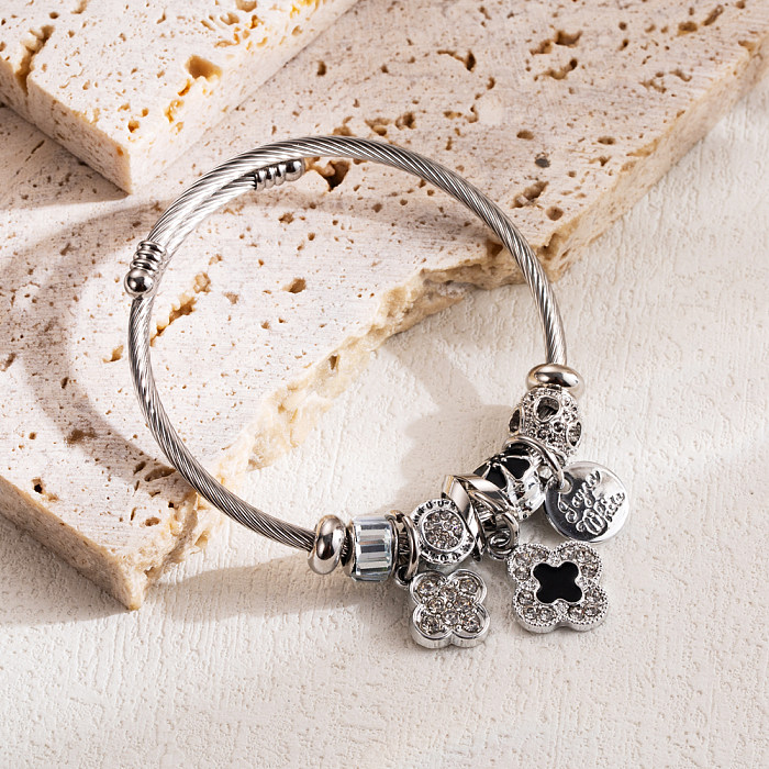 Brazalete de diamantes de imitación Chapado en plata con incrustaciones de aleación de acero inoxidable con llave de flor en forma de corazón elegante al por mayor