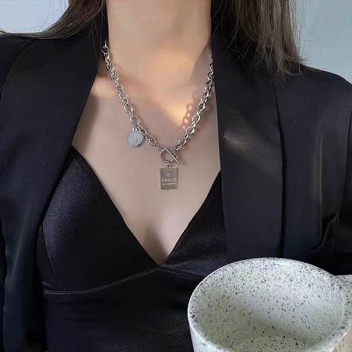 Modische geometrische Edelstahl-Halskette. Polieren von Edelstahl-Halsketten