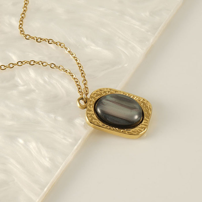 Collier pendentif ovale rétro en acier inoxydable avec incrustation d'opale plaqué or 18 carats