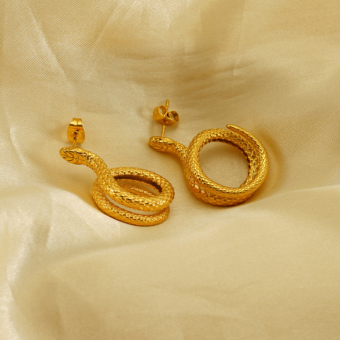 زوج واحد من أقراط الأذن الأنيقة المصنوعة من الفولاذ المقاوم للصدأ المطلية بالذهب عيار 1 قيراط والمطلية بالأفعى الرجعية