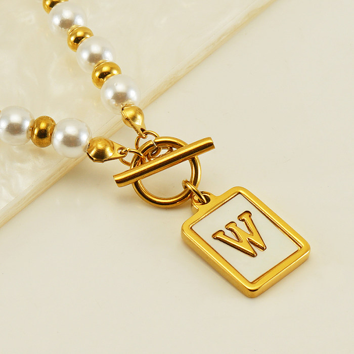 Collar con colgante chapado en oro de 18 quilates con incrustaciones de perlas de acero inoxidable con letras de estilo francés elegante