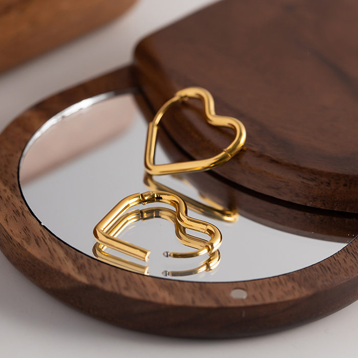 1 par de pendientes chapados en oro de 18 quilates de acero inoxidable chapado en forma de corazón de estilo Simple estilo IG