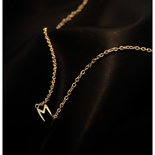 Collar chapado en oro de 18 quilates con revestimiento de acero inoxidable con letras de estilo simple informal