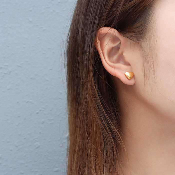 Boucles d'oreilles vintage simples en acier inoxydable en forme de cœur de couleur unie