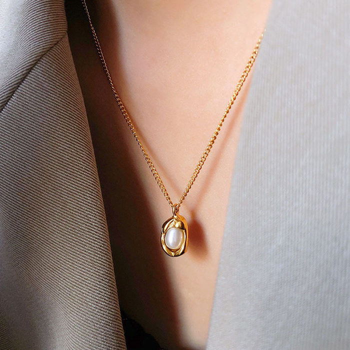 Collier pendentif en perles artificielles avec incrustation de placage en acier inoxydable géométrique de style classique