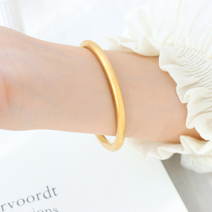 1 bracelet tendance en acier titane de couleur unie.