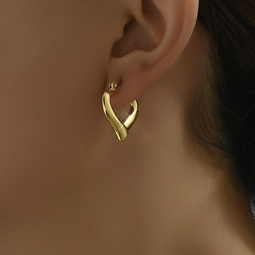 1 paire de boucles d'oreilles plaquées or 18 carats en acier inoxydable en forme de cœur de base de style IG