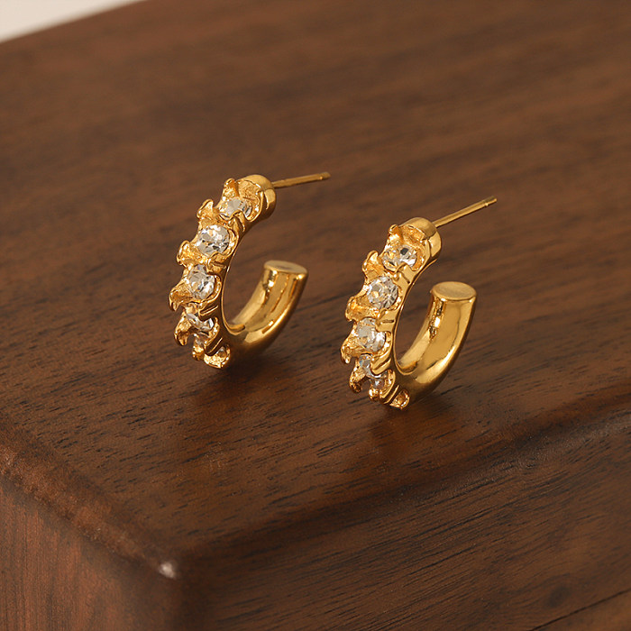 1 par de pendientes chapados en oro de 18 quilates con incrustaciones de diamantes de imitación de acero inoxidable con forma de C de estilo Simple