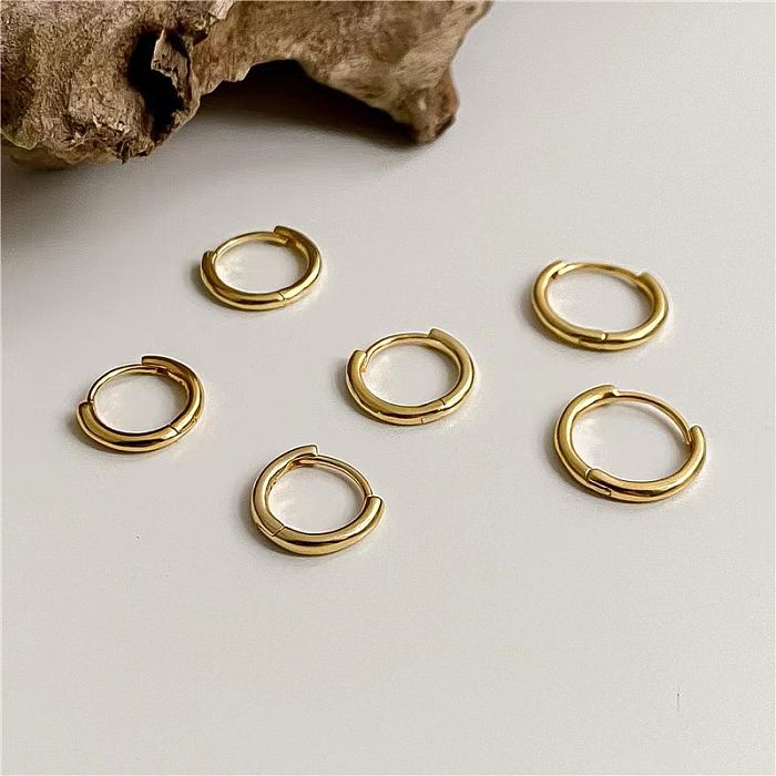 3 pares de aretes chapados en oro de 18 quilates de acero inoxidable con revestimiento pulido circular de estilo simple
