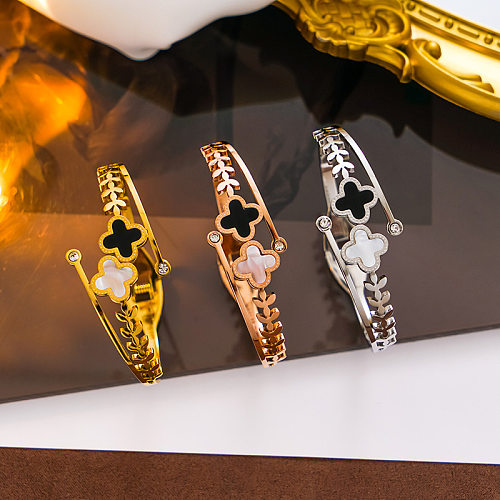 Brazalete elegante de concha de diamante artificial con incrustaciones de acero de titanio y trébol de cuatro hojas